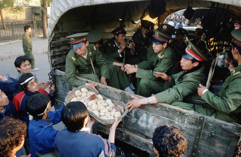 Tiananmen Square protests 19890522 - Beijing citizens gave army soldiers food and water