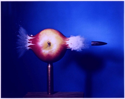 Harold Edgerton, Bullet through Apple, 1964