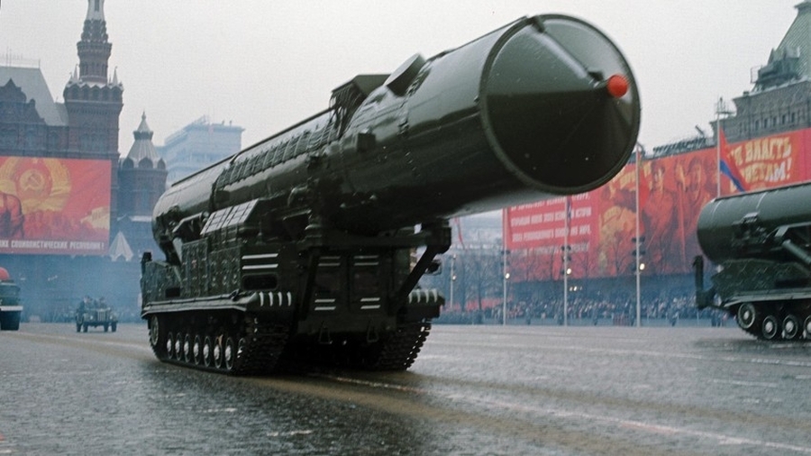 fake Soviet mobile nuclear missile on parade, May 9, 1965