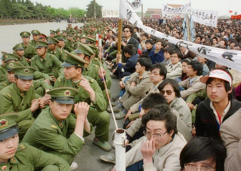 Tiananmen Square protests 19890521 - the army meets with protesters
