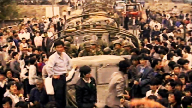 Tiananmen Square protests 19890520 - Beijing citizens surround army trucks